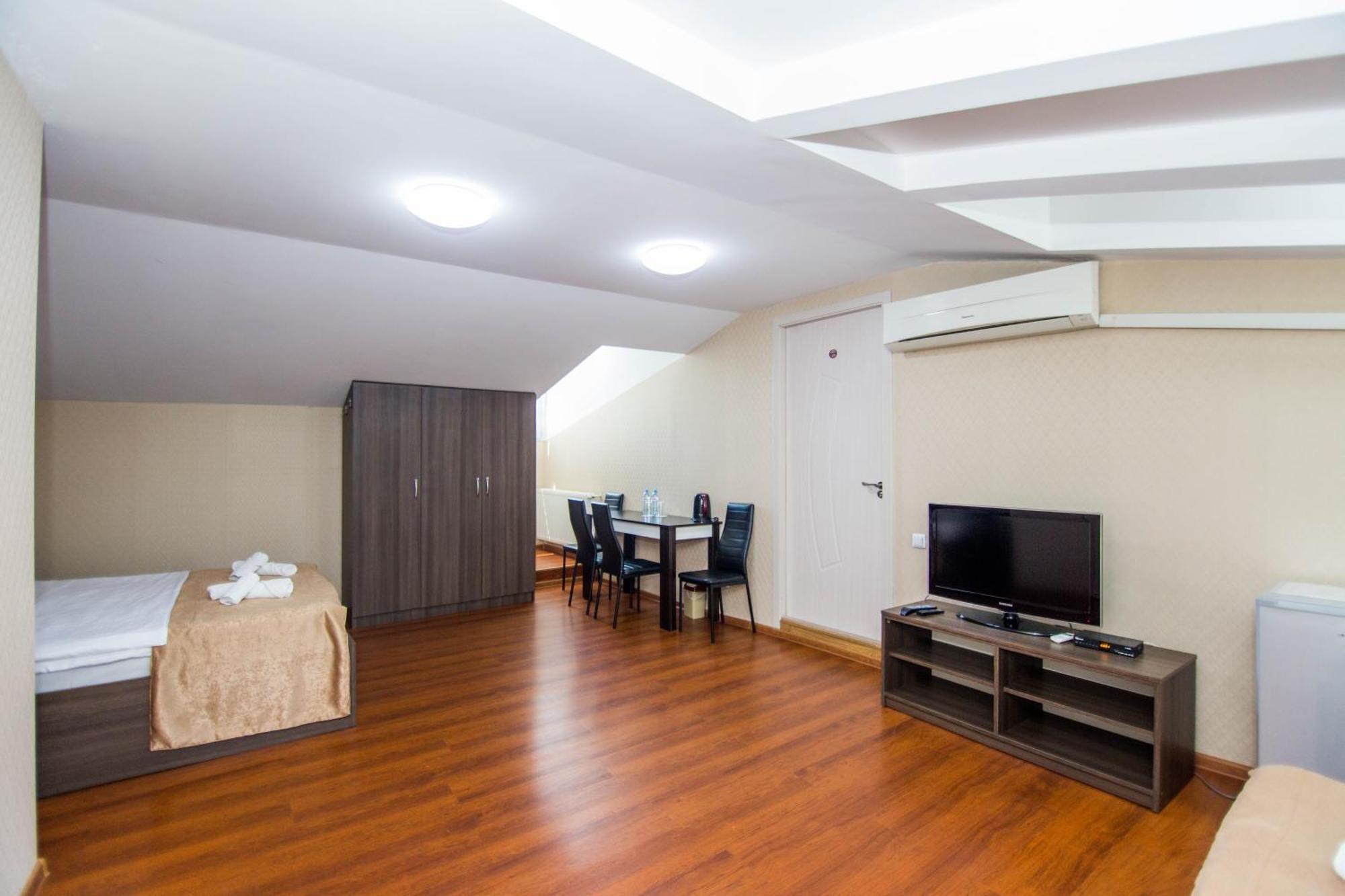 Hotel Care Inn Tbilisi Exteriör bild